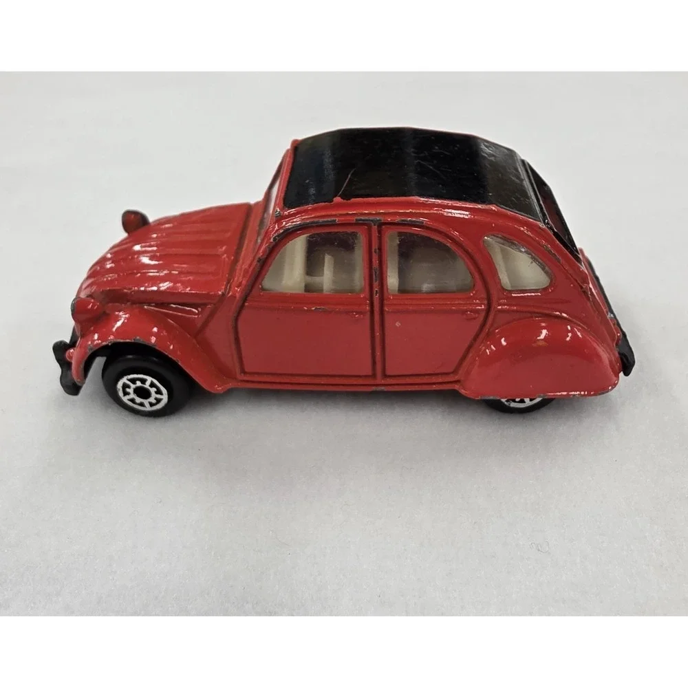 Matchbox Citroën 2CV 1:64 Diecast Car 1970 Red/Black Sunroof Vintage